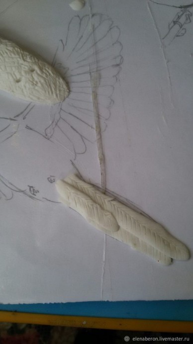 ​Мастерим голубую сороку из глины: часть 2