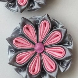 ​Серо-розовое канзаши