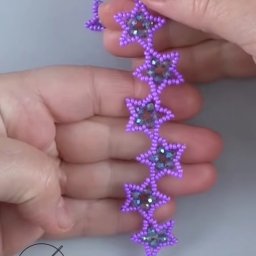 Браслет из бисера и бусин со звёздами