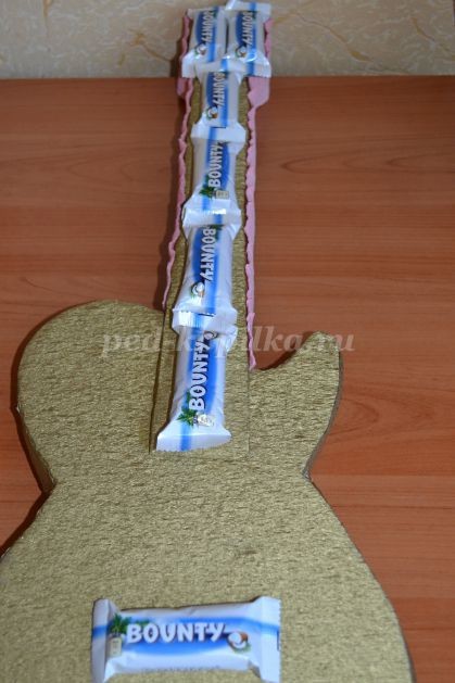 Гитара из конфет: мастер-класс, часть 3 Гитара из конфет: мастер-класс, часть 3