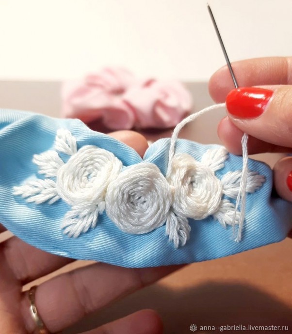 Декорирование модной резиночки вышивкой гладью, жемчугом и бисером Декорирование модной резиночки вышивкой гладью, жемчугом и бисером