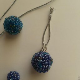 Создаем маленькие шарики-брелки с помощью пряжи и бисера