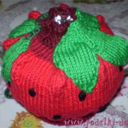​Вязаная грелка "Ягодка" для заварочного чайника