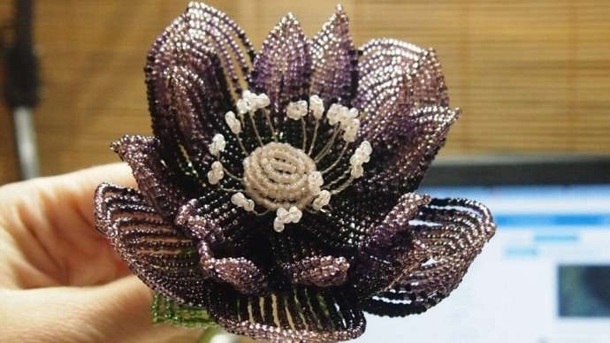 Цветочная композиция из бисера в темных тонах