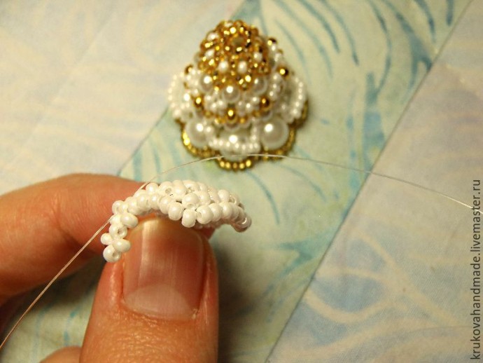Делаем милого ангелочка из бисера: часть 4