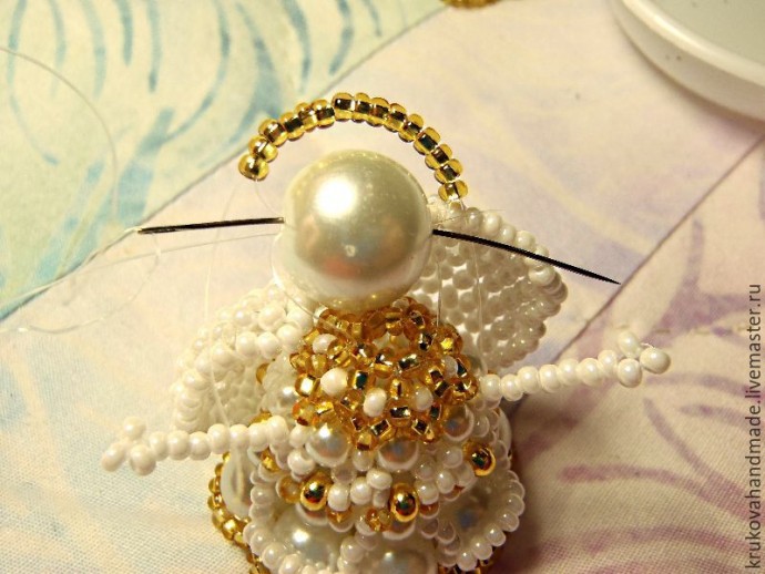 Делаем милого ангелочка из бисера: часть 6