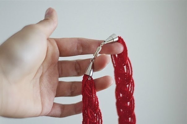 ​Красота своими руками: колье из бисера