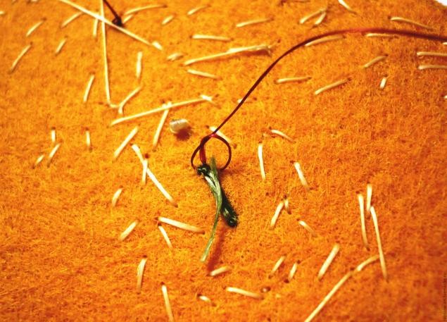 Вышитое колье-подвеска "Перо Жар-птицы": часть 1