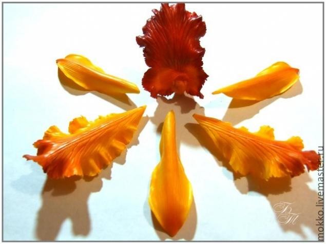 ​Тонировка цветов из полимерной глины масляными красками: часть 2