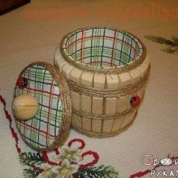 Бочонок из прищепок и банки от чипсов