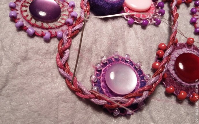 Этюд в малиновых тонах: фетровое колье
