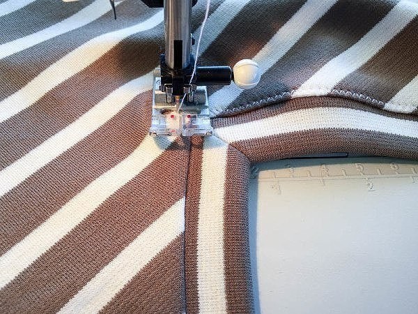 V-образный ворот на трикотажных изделиях