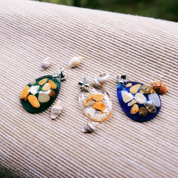 ​Подвески с галькой и песком