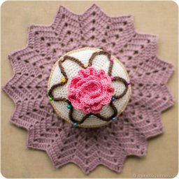 ​Вяжем крючком милую игольницу-пирожное
