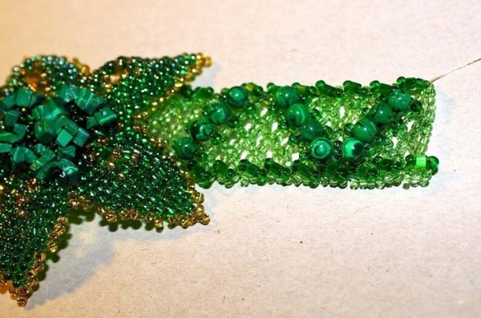 Зеленый цветок из бисера