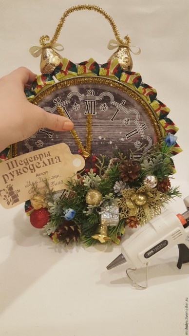 Делаем композицию "Будильник" из конфет и жестяной банки для печенья