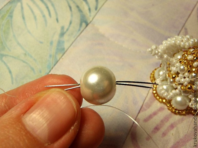 Делаем милого ангелочка из бисера: часть 6