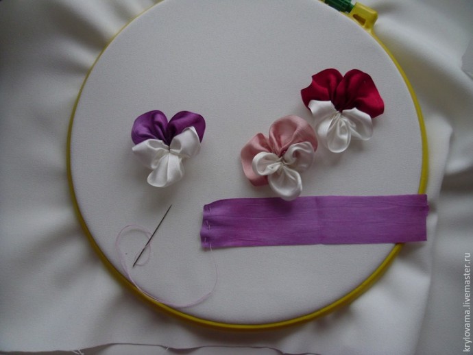 Анютины глазки шелковыми лентами