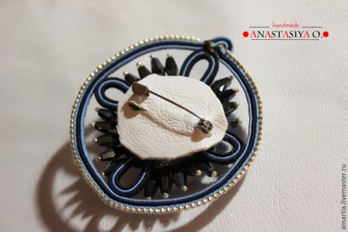 Воздушная сутажная брошь