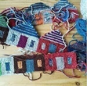 Плед и подушка с домиками спицами платочной вязкой