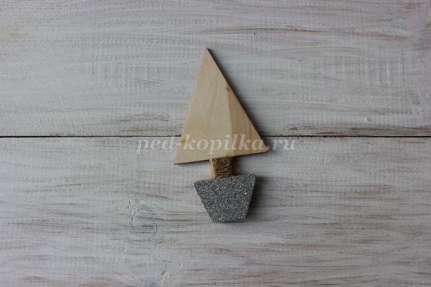 Ёлочка магнит на холодильник из сизаля