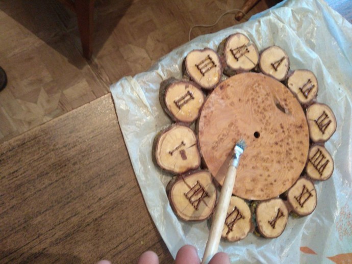 ​Делаем оригинальные деревянные часы из спилов: часть 7