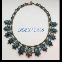 Колье с бусинами имитирующими самоцветы