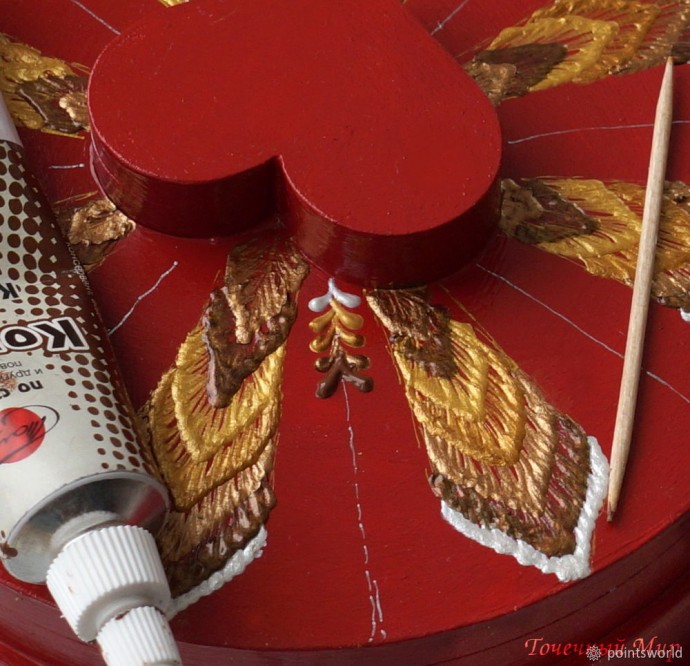 Процесс создания оригинальной шкатулки в технике контурной росписи: часть 2