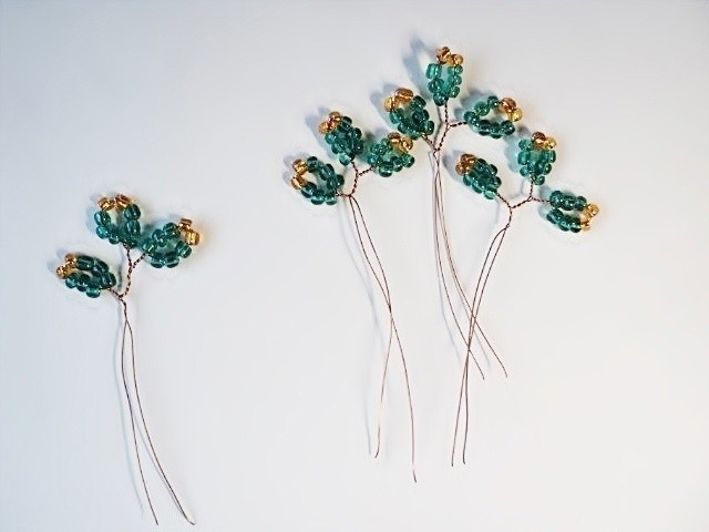 ​Нарядная ёлочка из бисера и рубки