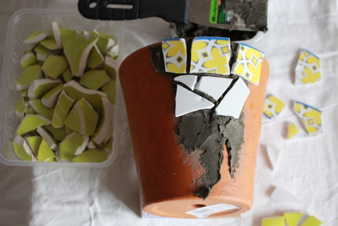 Декор цветочного горшочка мозаикой из битой посуды: часть 2 Декор цветочного горшочка мозаикой из битой посуды: часть 2