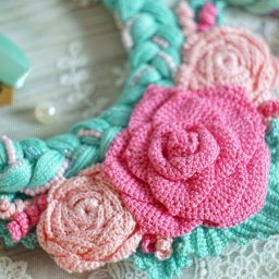 ​Создаем колье с вязаными элементами "Розы"