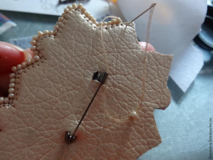 ​Брошь из бисера и лент: часть 5