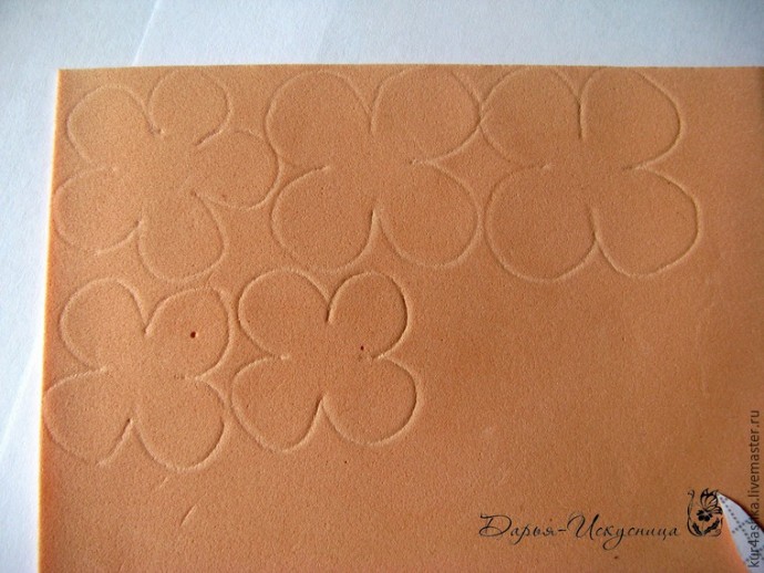 Декорируем свечу для семейного очага с цветами из фоамирана: часть 1