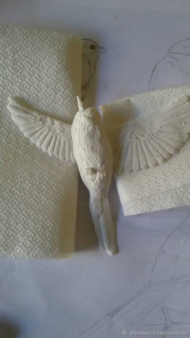 ​Мастерим голубую сороку из глины: часть 3