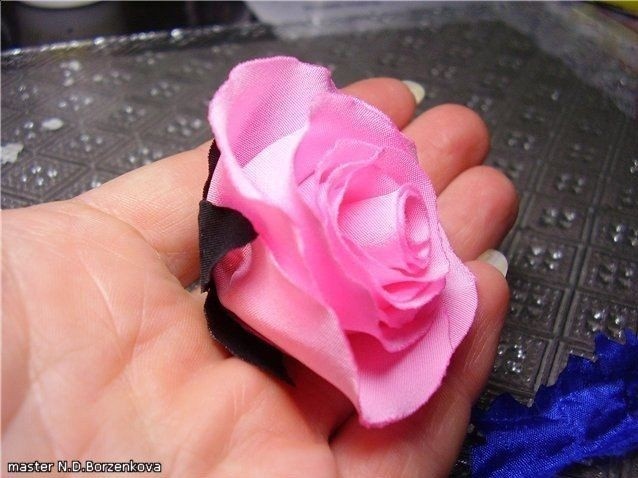 Милая розочка из плотного шелка Милая розочка из плотного шелка