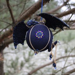 ​Новогодний шар с оплетёнными бисером кристаллами риволи: часть 2