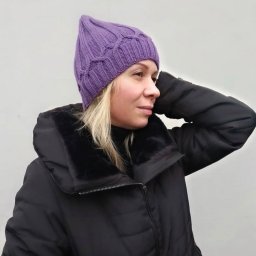 ​Шапка спицами с интересным узором