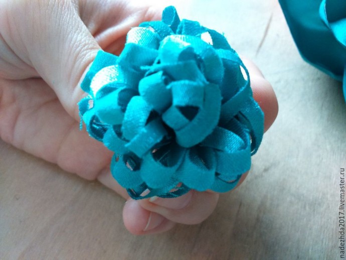 Создаем брошь-цветок из эластичного атласа: часть 2 Создаем брошь-цветок из эластичного атласа: часть 2