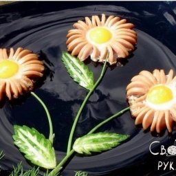 Вкусные ромашки из сосисок и яиц на завтрак