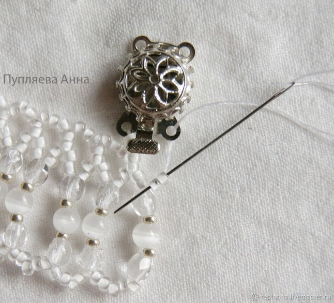 Белоснежное колье с бусинами своими руками