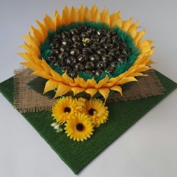 Создаем подсолнух из конфет: часть 2