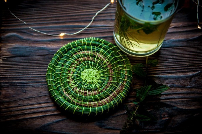 ​Подставка под горячее из хвои