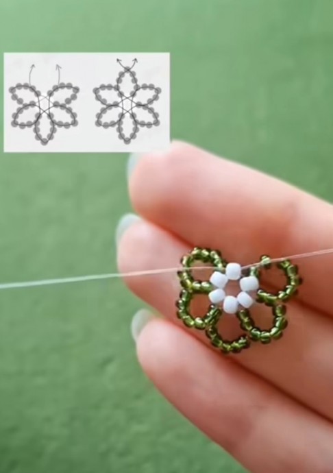 ​Простой цветок из бисера