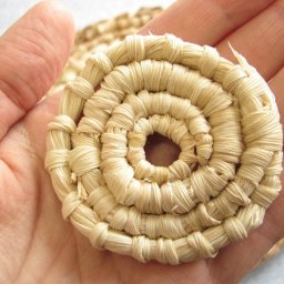 Плетем подставку под горячее из кукурузных листьев: часть 3