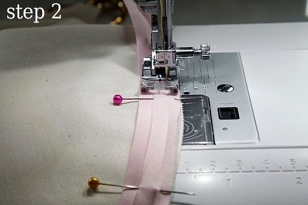 Обработка криволинейного низа изделия косой бейкой