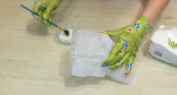 Декорируем радужный горшочек из пластикового ведерка и салфеток