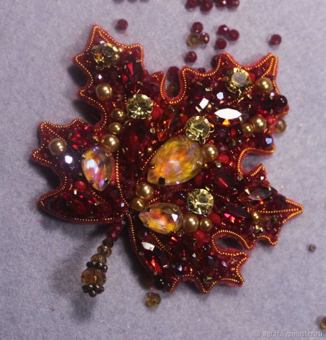 Брошь "Кленовый листочек" Брошь "Кленовый листочек"