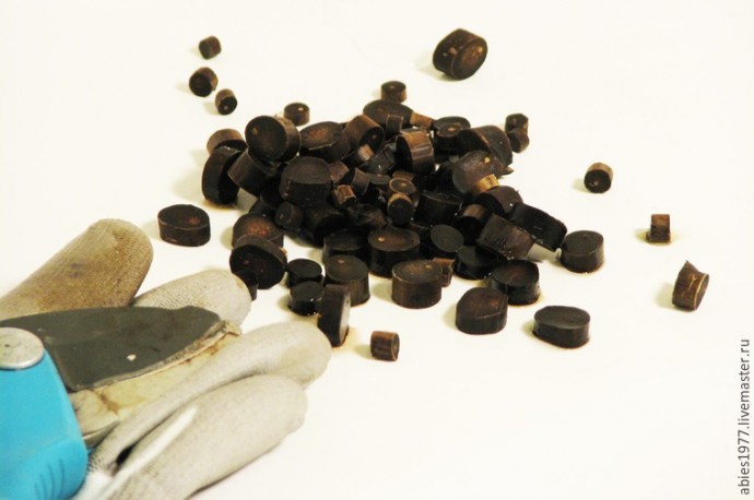 Изготавливаем этнобусины из веточек рябины Изготавливаем этнобусины из веточек рябины