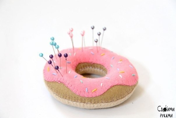 ​Сладкий пончик в виде игольницы