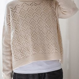 ​Свитер со спущенными рукавами с красивым ажурным узором на теле и ложными швами по бокам